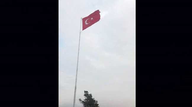 Suriye+s%C4%B1n%C4%B1r%C4%B1na+dev+T%C3%BCrk+Bayra%C4%9F%C4%B1+dikildi