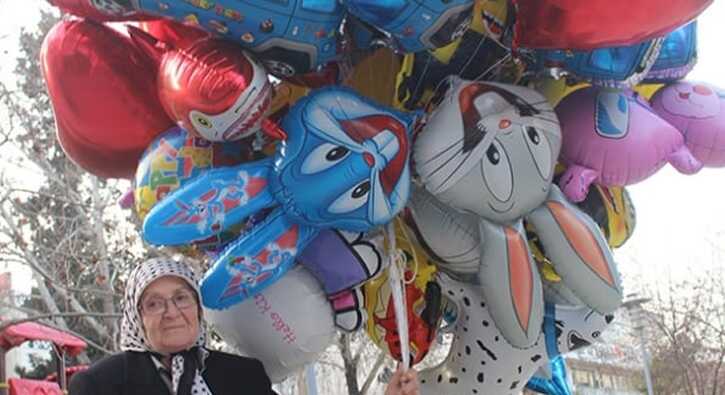 73+ya%C5%9F%C4%B1ndaki+Melahat+Nine,+balon+satarak+evini+ge%C3%A7indiriyor