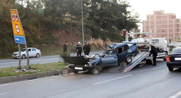 Hatay%E2%80%99da+korkun%C3%A7+kaza:+Ara%C3%A7+ikiye+b%C3%B6l%C3%BCnd%C3%BC