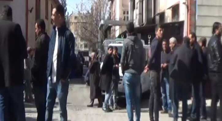 Tabancayla+%C3%B6ld%C3%BCr%C3%BCp,+otomobilini+ate%C5%9Fe+verdiler