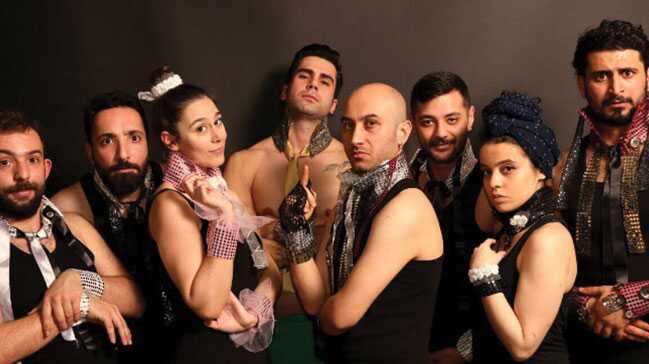 Leonce+ile+lena%E2%80%99n%C4%B1n+m%C3%BCzikli+g%C3%BCld%C3%BCr%C3%BCs%C3%BC+seyirci+ile+bulu%C5%9Ftu