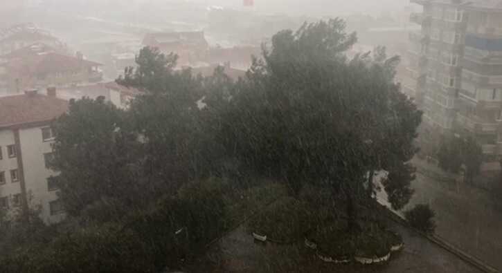 Mudanya%E2%80%99da+%C5%9Fiddetli+ya%C4%9Fmur+ve+dolu+etkili+oldu