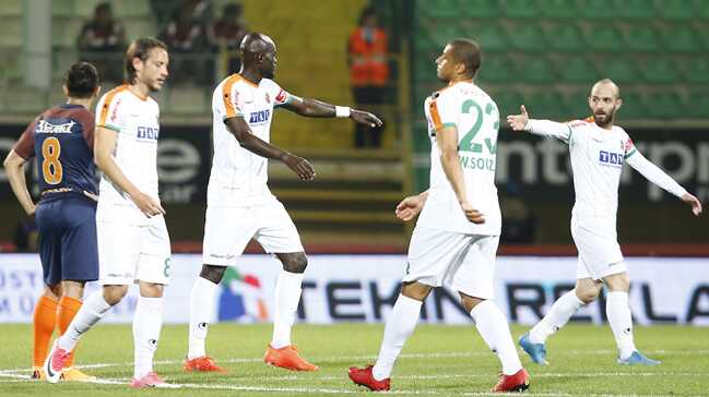 Medipol+Ba%C5%9Fak%C5%9Fehir+deplasmanda+Aytemiz+Alanyaspor%E2%80%99a+4-1+yenildi