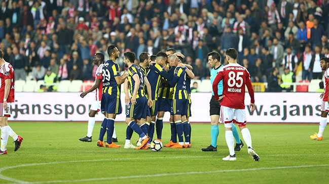 Fenerbah%C3%A7e+deplasmanda+Sivasspor%E2%80%99u+2-1+ma%C4%9Flup+etti%21;