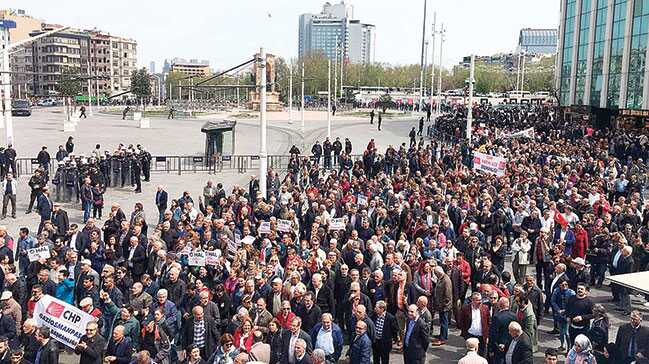 CHP%E2%80%99liler+Taksim+Meydan%C4%B1%E2%80%99na+%C3%A7%C4%B1kamad%C4%B1%21;