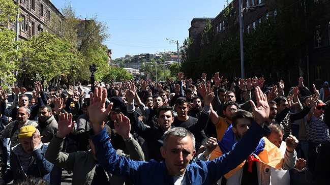 Ermenistan%E2%80%99da+protestocular+h%C3%BCk%C3%BCmet+binalar%C4%B1n%C4%B1+ablukaya+haz%C4%B1rlan%C4%B1yor