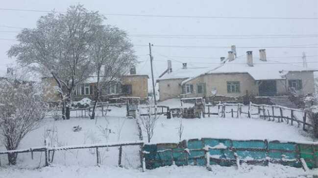 Van%E2%80%99da+Nisan+sonunda+kar+ya%C4%9Fd%C4%B1,+her+yer+bembeyaz+oldu