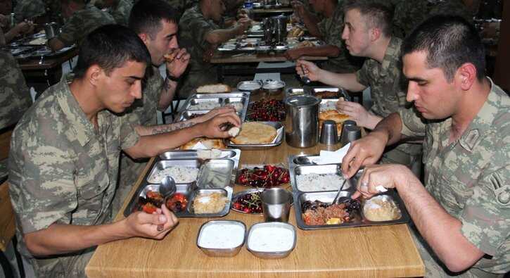 %C4%B0lk+iftar%C4%B1+s%C4%B1n%C4%B1rdaki+Mehmet%C3%A7ik+a%C3%A7t%C4%B1
