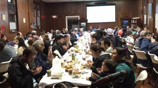 ABD'deki camilerde verilen iftarlar Müslümanları bir araya getirdi