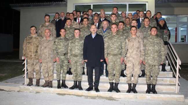 Hükümetten Mehmetçik'e moral ziyareti