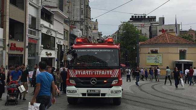 Taksim'de Beyoğlu Belediyesi'ne ait itfaiye aracına trafik polisleri tarafından ceza Taksim'de Beyoğlu Belediyesi'ne ait itfaiye aracına trafik polisleri tarafından ceza