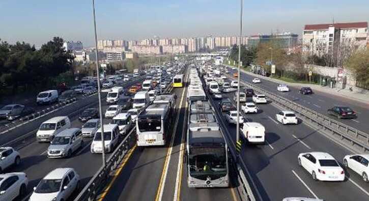 %C4%B0stanbul%E2%80%99da+ak%C5%9Fam+saatlerinde+trafik+yo%C4%9Funlu%C4%9Fu+nedeniyle+vatanda%C5%9Flar+metrob%C3%BCslere+ak%C4%B1n+etti