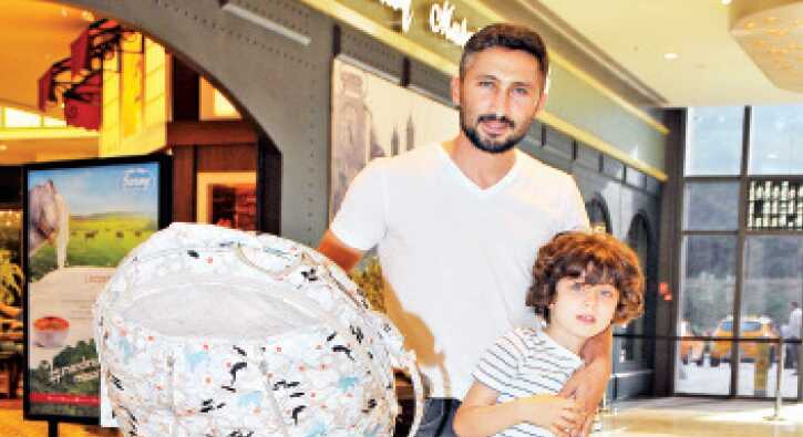 Sabri+Reyiz+%C3%A7ocuklarla+tek+ba%C5%9F%C4%B1na%21;