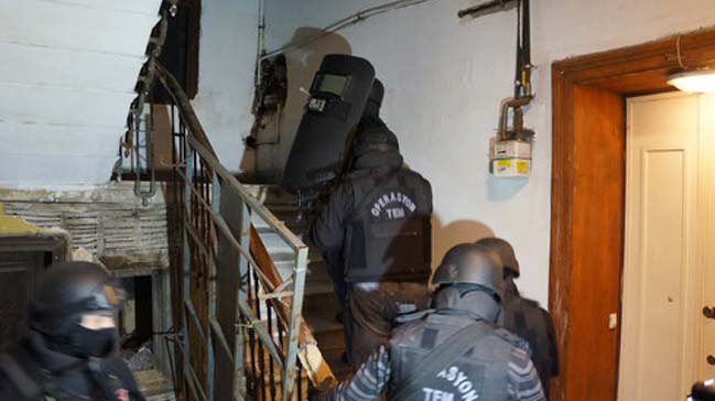 Adana'da torbacıların metruk binaları mesken tuttuğunu öğrenen polis bin memur