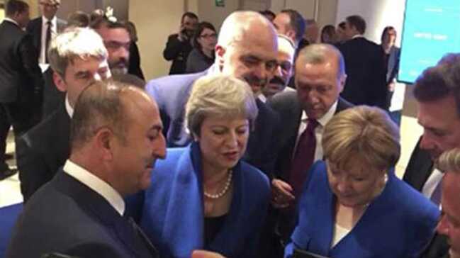 Liderler+D%C3%BCnya+Kupas%C4%B1+yar%C4%B1+final+m%C3%BCcadelesini+cep+telefonu+ekran%C4%B1ndan+izledi