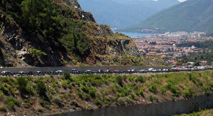 Marmaris%E2%80%99e+giri%C5%9Fte+5+kilometreye+yak%C4%B1n+ara%C3%A7+kuyru%C4%9Fu+olu%C5%9Ftu