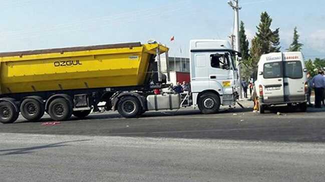 Hafriyat+kamyonu+ile+i%C5%9F%C3%A7i+servisi+%C3%A7arp%C4%B1%C5%9Ft%C4%B1:+5+yaral%C4%B1++