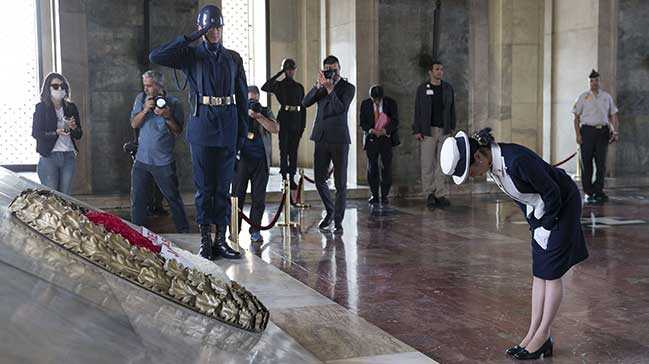 Japon+Prenses An%C4%B1tkabir’e+gitti