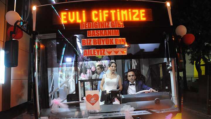 Adana%E2%80%99da+halk+otob%C3%BCs%C3%BC,+%C5%9Fof%C3%B6r+%C3%A7iftin+gelin+arabas%C4%B1+oldu