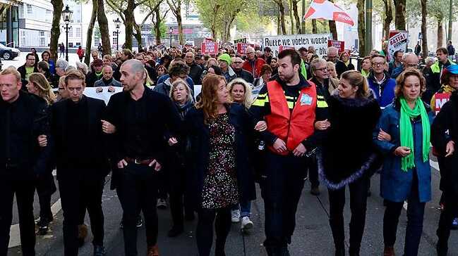 Hollanda%E2%80%99da+kamu+%C3%A7al%C4%B1%C5%9Fanlar%C4%B1+h%C3%BCk%C3%BCmet+kar%C5%9F%C4%B1t%C4%B1+protesto+yapt%C4%B1+
