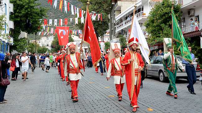 Bursa+Mehter+Tak%C4%B1m%C4%B1,+s%C3%B6yledi%C4%9Fi+mar%C5%9Flar+ve+k%C3%B6s+sesleriyle+Londra%E2%80%99y%C4%B1+fethetti