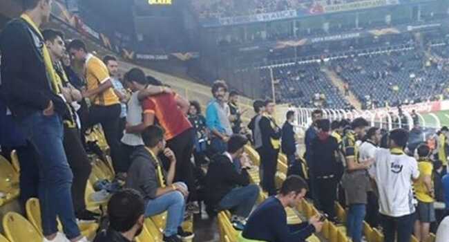 Kad%C4%B1k%C3%B6y%E2%80%99de+Galatasaray+formas%C4%B1yla+Fenerbah%C3%A7e+ma%C3%A7%C4%B1n%C4%B1+izledi