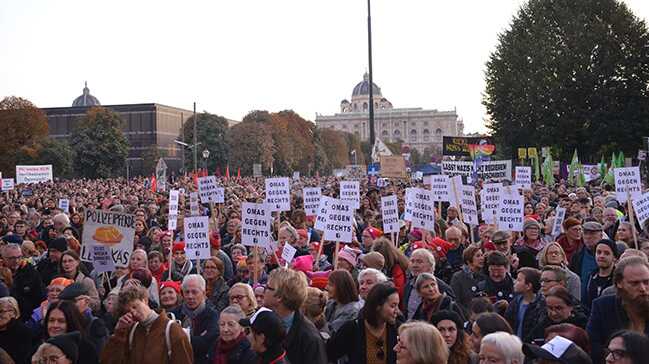 Avusturya%E2%80%99da+g%C3%B6stericiler+h%C3%BCk%C3%BCmeti+protesto+etti+