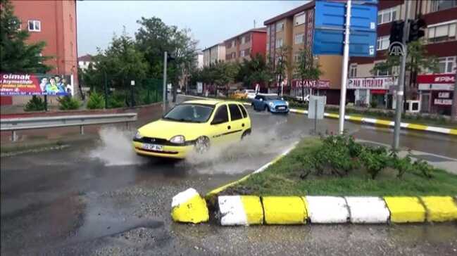 Silivri%E2%80%99de+sahil+kesimindeki+baz%C4%B1+yollar+su+alt%C4%B1nda+kald%C4%B1