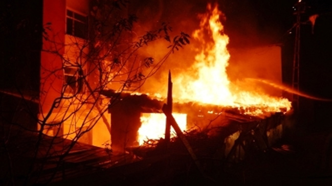 Sultangazi de metruk boya fabrikasında yangın çıktı