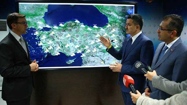 Bakan+Pakdemirli,+meteorolojik+%C3%B6l%C3%A7%C3%BCm+balonunu+u%C3%A7urdu