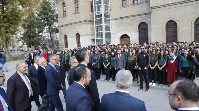 Bakan+Sel%C3%A7uk+Kayseri+Lisesi+Milli+M%C3%BCcadele+M%C3%BCzesini+ziyaret+etti
