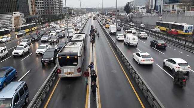 Metrob%C3%BCs+ar%C4%B1zas%C4%B1+uzun+kuyruklara+neden+oldu