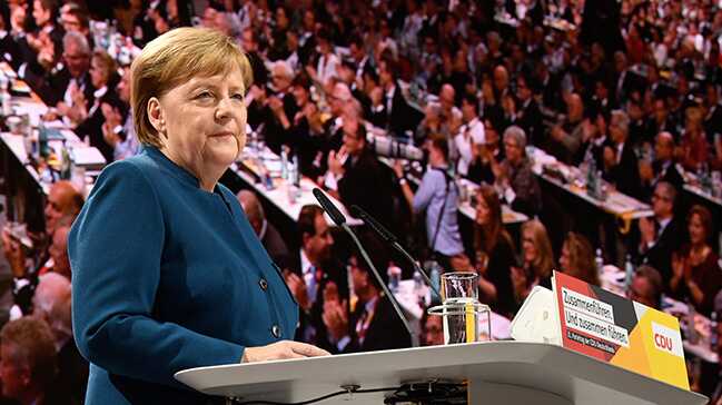 Merkel+CDU+genel+ba%C5%9Fkan%C4%B1+olarak+son+kez+konu%C5%9Ftu