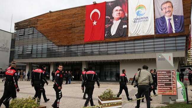 Adana%E2%80%99n%C4%B1n+merkez+%C3%87ukurkova+Belediyesi%E2%80%99nde+silah+sesleri:+Yaral%C4%B1lar+var+
