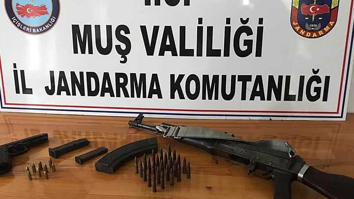 FET%C3%96+%C5%9F%C3%BCphelisinin+evinde+silah+ve+m%C3%BChimmat+ele+ge%C3%A7irildi