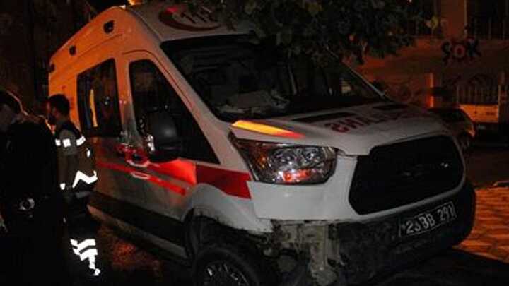Ambulansla+otomobilin+%C3%A7arp%C4%B1%C5%9Fmas%C4%B1+sonucu+1+ki%C5%9Fi+yaraland%C4%B1