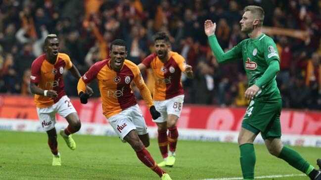 Galatasaray,+Ba%C5%9Fak%C5%9Fehir+kar%C5%9F%C4%B1s%C4%B1nda+k%C3%B6t%C3%BC+gidi%C5%9Fi+durdurma+pe%C5%9Finde