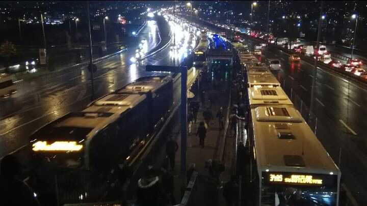 Sefak%C3%B6y%E2%80%99de+Metrob%C3%BCs+ar%C4%B1zas%C4%B1%21;+Topkap%C4%B1+y%C3%B6n%C3%BCnde+seferler+yap%C4%B1lam%C4%B1yor