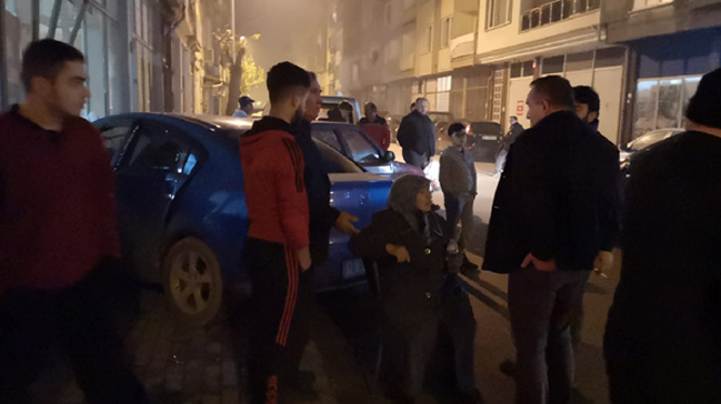Bursa'da kaza Ticari araçla çarpışan otomobil iş yerine daldı