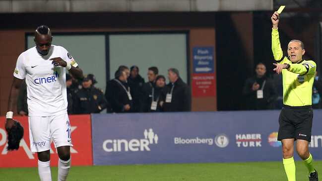Mbaye Diagneden maskeli gol sevinci Mbaye Diagneden maskeli gol sevinci