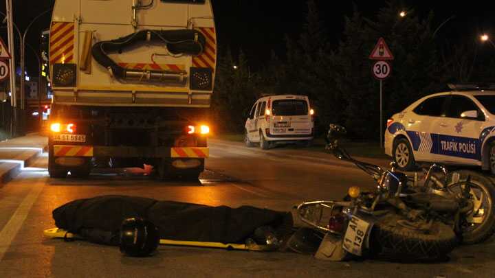 Motosiklet+yol+temizleme+arac%C4%B1na+%C3%A7arpt%C4%B1:+1+%C3%B6l%C3%BC