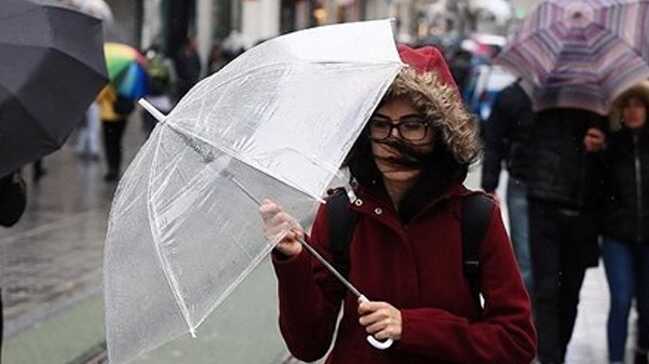 %C4%B0stanbul%E2%80%99da+sa%C4%9Fanak+ya%C4%9Fmur+ve+%C5%9Fiddetli+r%C3%BCzgar+etkili+oluyor