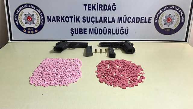 %C3%BCcret+kar%C5%9F%C4%B1l%C4%B1%C4%9F%C4%B1+uyu%C5%9Fturucu+saklayanlara+operasyon:+Kad%C4%B1n+polisin+kafas%C4%B1na+%C5%9Fi%C5%9Feyle+vurdular