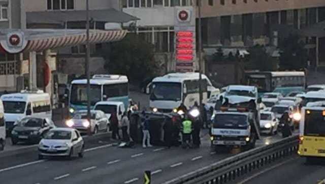 Son dakika... İstanbulda trafiği kilitleyen kaza Son dakika... İstanbulda trafiği kilitleyen kaza