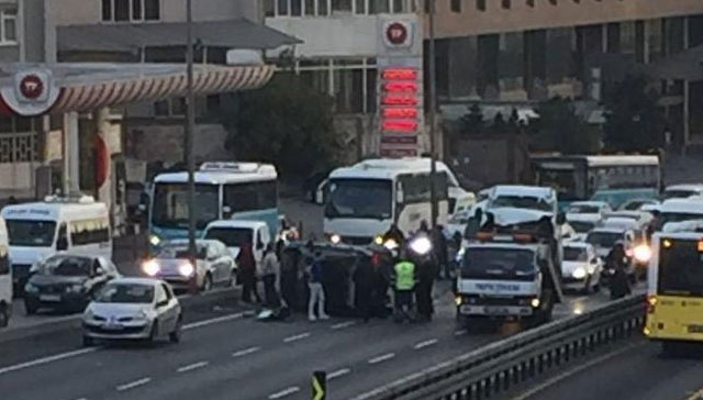 İstanbul da trafiği kilitleyen kaza Tır devrildi