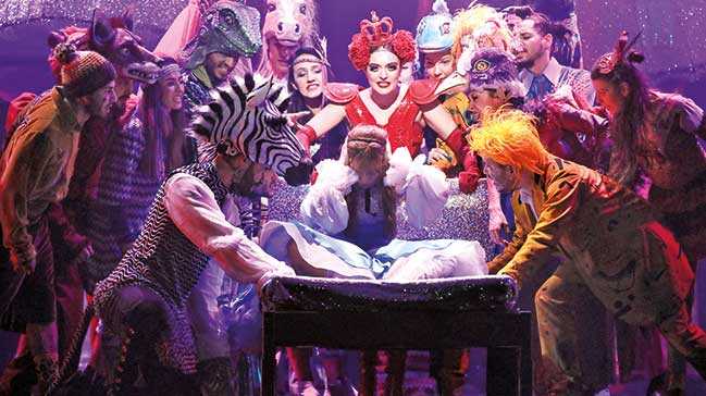 Alice+seyirciyi+selamlad%C4%B1
