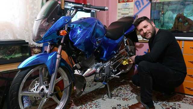 Modifiye+motosikletini+evinin+salonuna+park+ediyor:+T%C3%BCrkiye%E2%80%99de+sadece+bende+var%21;