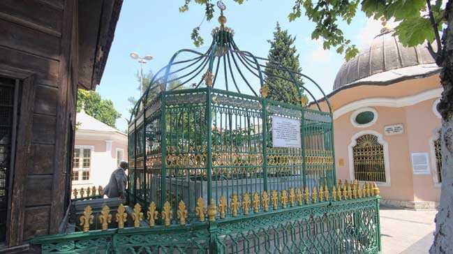 'Türbe ve yatırın kendisinden değil, Allah'tan dilemeliyiz'